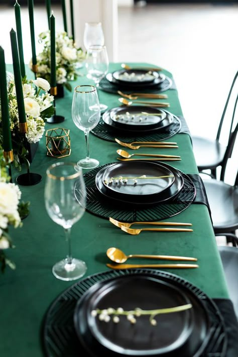 Emerald Green Wedding Place Settings, Forest Green Table Cloth Wedding, Emerald Green Place Setting, Hunter Green Table Setting, Emerald Groomsmen, Emerald Green Boho Wedding, Emerald Green Table Decor, Green Gold And Black Wedding, Emerald Green Wedding Palette