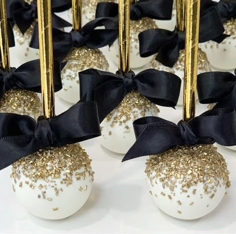 Cake Pops Gold And Black, Great Gatsby Cake Pops, White Cake Pops With Gold, Elegant Food Display Ideas, Gatsby Party Cake, Black And Gold Desserts, Gatsby Cake Pops, Black And Gold Dessert Table Ideas, Black And Gold Cake Pops