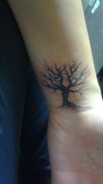 Tree Tattoo On Wrist, Tree Tat, Cute Thigh Tattoos, Tattoo Over Scar, Poison Tree, Emo Tattoos, Tattoo Tree, Tree Tattoos, Cross Tattoos For Women