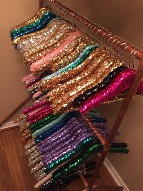 Sequin Room Decor, Glitter Interior Design, Business Boutique Ideas, Sparkly Room Decor, Girly Aesthetic Art, Boutique Hangers, Sparkly Crafts, Sparkly Decor, Cute Hangers