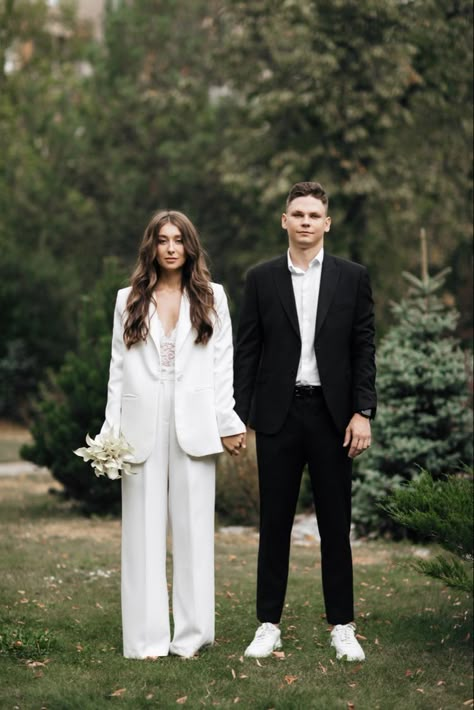 Wedding Suits Bride Female, Civil Wedding Ideas Outfits, Wedding Pantsuit The Bride Plus Size, Groom Courthouse Wedding Attire, Minimalist Wedding Outfit, Prenup Ideas Outfits, Pre Nup Outfit Ideas, Civil Wedding Outfit The Bride, Wedding Casual Outfit