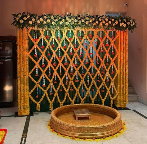 Main Gate Flower Decoration, Main Door Flower Decoration Indian, Wedding Decorations Indoor, Toran Designs, Haldi Decoration Ideas, Haldi Ceremony Decorations, Classy Decorations, Haldi Decoration, Mandap Design