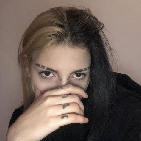 Eyebrow Slits, Split Dyed Hair, Short Grunge Hair, Split Hair, Hair Color Pastel, Grunge Girl, E Girl, Grunge Hair, Brown Hair Colors