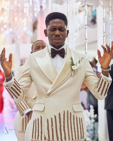 Traditional Church Wedding, Tailored Fashion, Traditional Marriage, African Clothing For Men, Cool Outfits For Men, Stylish Mens Outfits, African Men, Fashion Design Sketches, Church Wedding