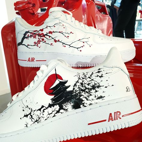 White Shoe Customized, Shoes Art Painted, Sneakers Diy Painted, Draw On Shoes Ideas, Customized Sneakers Ideas, Custom Shoes Anime, Anime Custom Clothes, Anime Painted Shoes, Shoe Customization Ideas