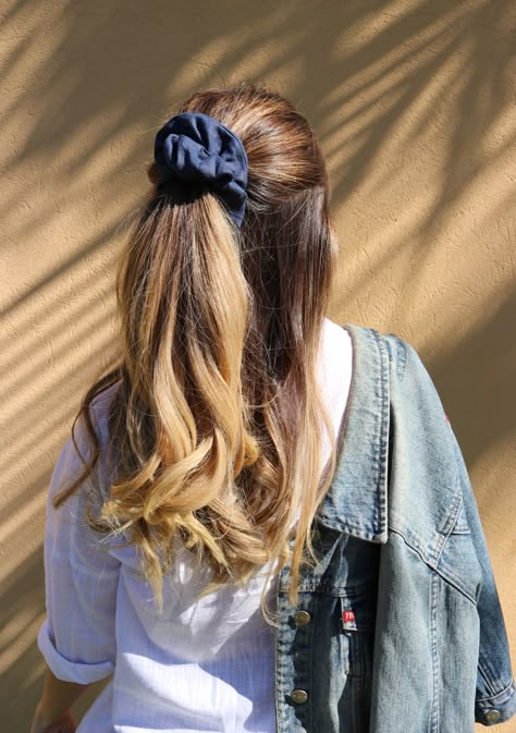 Scrunchie Half Up, Ponytail Hairstyles With Scrunchie, Hairstyles Using Scrunchies, Scranchi On Hair, Scrunchie Hair Styles, Half Up Half Down Scrunchie, Scrunch Hairstyles, Cute Hairstyles With Scrunchies, Ponytail With Scrunchie