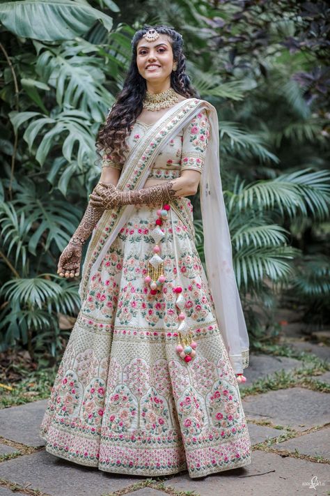 Enchanting Wedding With Gardenia Feels & A Bridal Saree Inspired By The Ocean Bride In White Lehenga, Cream Bridal Lehenga, White Indian Bride, White Gown Indian, Gold Bridal Lengha, Cream Lengha, Bridal Lengha Red, White Dress Indian, White Lehenga Bridal