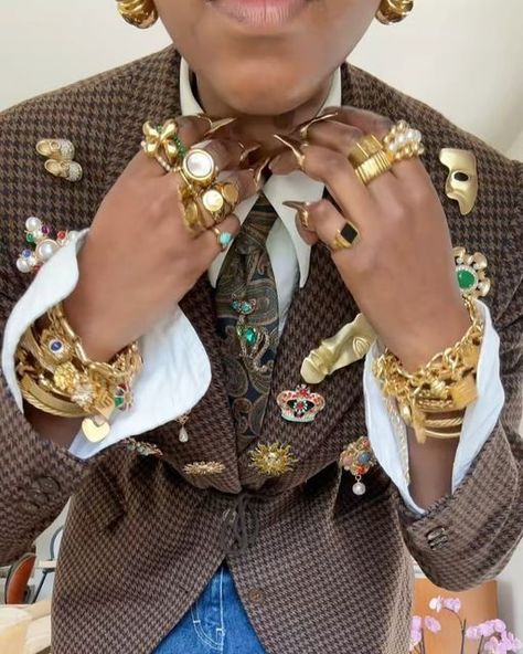 Nthabiseng on Instagram: "✨✨✨ #itsnthabim #maximalisjewelry" Jewelry On Clothes, Jewelry For School, Moodboard Jewelry, Maximalist Jewelry, Gold Jewelry Aesthetic, Street Jewelry, Street Style Jewelry, Funky Accessories, Jewellery Aesthetic