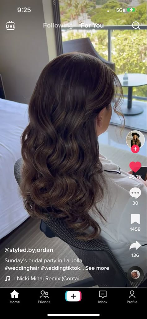 Graduation Hairstyles Medium, Soft Curl Hair, Graduation Cap Hair, Loose Curls Medium Length Hair, Hairstyles For Formal Events, Grad Hairstyles, Curls For Medium Length Hair, Grad Makeup, Graduation Hairstyles With Cap