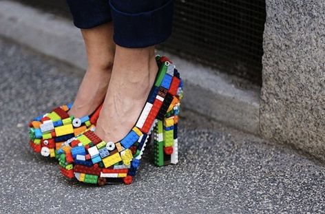 Junk Kouture, Lego Jewelry, Recycled Outfits, Weird Shoes, Lego Diy, Lego Activities, Creative Shoes, Fashion Week 2015, Lego Design