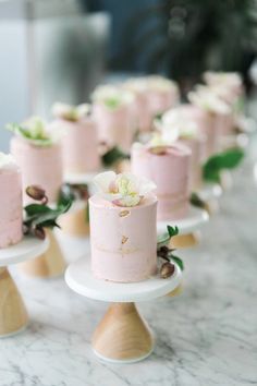 Love these tiny individual wedding cakes! Egg Desserts, Mini Trifle, Desserts Mini, Desserts Wedding, Wedding Recipes, Pink Cakes, Dessert Mini, Mini Wedding Cakes, Bar Mini