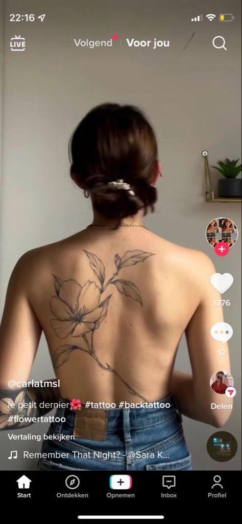 Backtattoo Tattoos Across Back Women, Feminine Back Shoulder Tattoos, Simple Back Piece Tattoo, Spine Tattoo Women Unique, Delicate Flower Back Tattoo, Leaf Back Tattoo Women, Magnolia Tattoo Back, Minimalistic Back Tattoo Women, Classy Back Tattoos