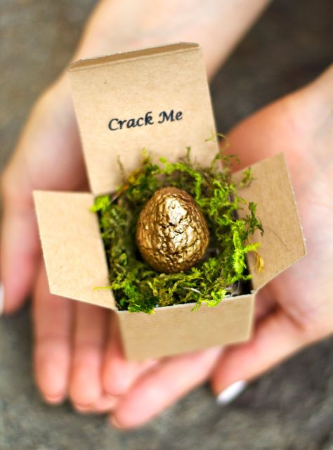 Dragon egg wedding invitations as seen on @offbeatbride Dragon Wedding, Game Of Thrones Party, Fantasy Party, Anniversaire Harry Potter, Dragon Birthday, Harry Potter Wedding, Dragon Party, Wedding Party Invites, Gold Dragon