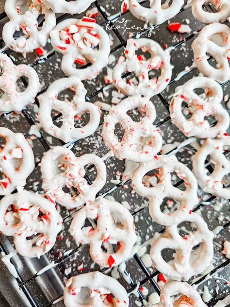 White Chocolate Peppermint Pretzels Candy Coated Pretzels Christmas, White Chocolate Peppermint Covered Pretzels, Peppermint Pretzels Christmas, White Almond Bark Pretzels, Peppermint Bark Pretzels, White Chocolate Peppermint Pretzels, Christmas Dipped Pretzels, Christmas Pretzel Treats, Pretzel Christmas Trees