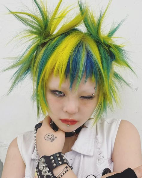 Y2k Hair, Dyed Hair Inspiration, Funky Hairstyles, Hair Stylies, Alternative Hair, Scene Hair, Your Hairstyle, Hair Dye Colors, Hair Reference