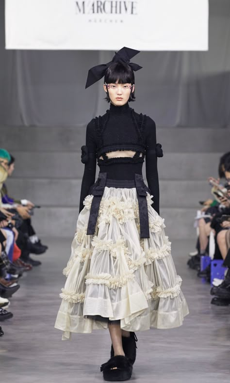 Märchen RTW Fall 2021 [PHOTOS] – WWD Non Textile Garments, Mode Inspo, Look Cool, Couture Fashion, Look Fashion, Runway Fashion, Fashion Inspo Outfits, Fashion Art, Fashion News