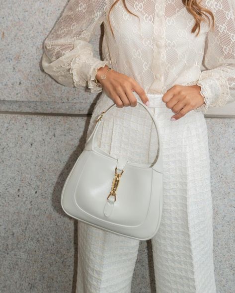 White Bag Outfit, Gucci Bamboo Bag, Palm Beach Fashion, Gucci Jackie 1961, Tamara Kalinic, Women's Bags By Color, Sophisticated Outfits, One Colour, Gucci Bamboo