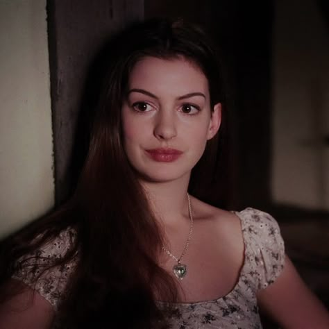 Anne Hathaway Young, Ella Enchanted Movie, Enchanted Movie, Ella Enchanted, 2000s Girl, The Princess Diaries, Romantic Comedy Movies, Comfort Movies, Hugh Dancy