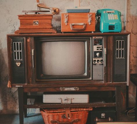 60s tv 1980s Collage, Aesthetic 60s, James Nachtwey, Tv Aesthetic, 50s Aesthetic, 60s Aesthetic, Look 80s, 60s Tv, Retro Radios