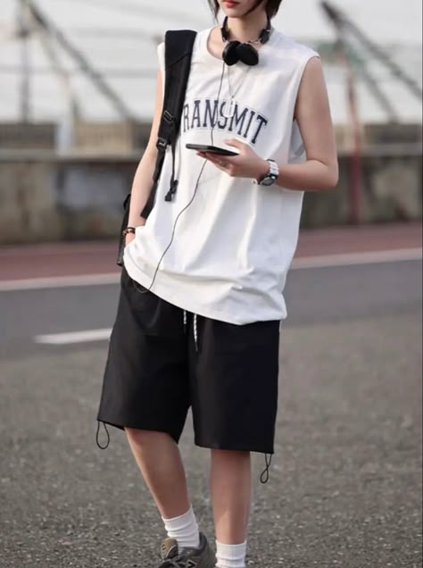 Tomboy Aesthetic Summer, Summer Normcore Outfit, Boyish Summer Outfits, Summer Boyish Outfits, Tomboy Beach Outfits, Boyish Outfits Tomboys, Tomboy Style Summer, Summer Outfits Tomboy, Tomboy Fashion Summer