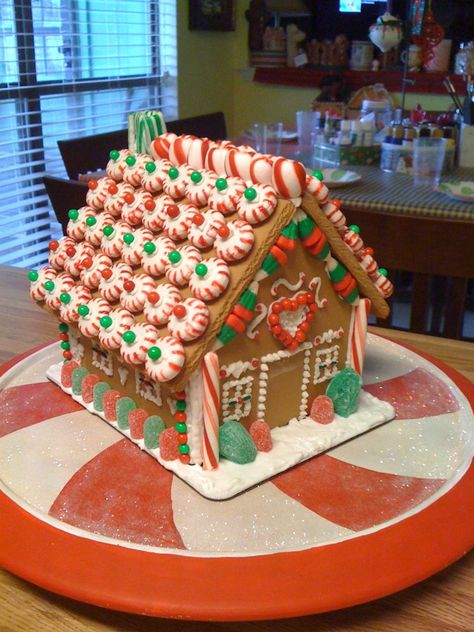 Gingerbread House Red And Green, Ginger Bread House Easy Ideas, Gingerbread Houses Ideas Simple, Ginger Bread House Inspo Easy, Basic Gingerbread House Ideas, Simple Cute Gingerbread House, Gingerbeard House Ideas, Ginger Bread House Decoration Ideas, Ginergerbread House Ideas