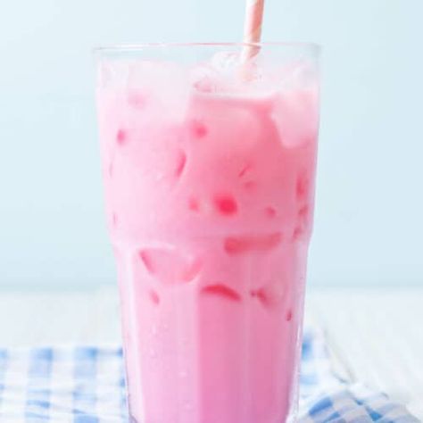 This keto pink drink is a sugar free and low carb take on the classic Starbucks beverage! Made with simple ingredients and BETTER than the original! Keto Pink Drink, Iced Hot Chocolate, Pink Drink Starbucks, Low Carb Starbucks, Pink Drink Recipes, Sugar Free Vanilla Syrup, Healthy Cupcakes, Low Carb Drinks, Whipped Frosting