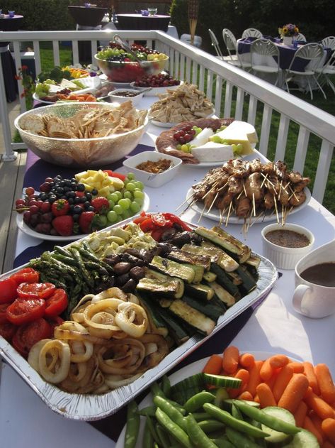 Outdoor Dinner Party Menu, Dinner Buffet Ideas, Healthy Dinner Party Recipes, Party Food Menu, Bbq Lunch, Dinner Party Dishes, Diy Dinner, Menu Table, Healthy Party Food