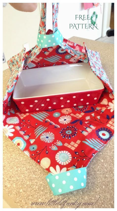 DIY Fabric Casserole Carrier Free Sewing Patterns Casserole Carrier Pattern, Casserole Carriers, Carrier Pattern, Casserole Carrier, Beginner Sewing Projects Easy, Small Sewing, Small Sewing Projects, Leftover Fabric, Sewing Projects For Beginners