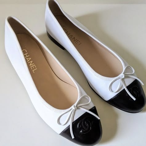 Chanel Ballerina, 2023 Shoes, Chanel Black And White, Shoes Chanel, Classy Shoes, Shoes Too Big, Fancy Shoes, Shoe Inspo, Ballerina Flats