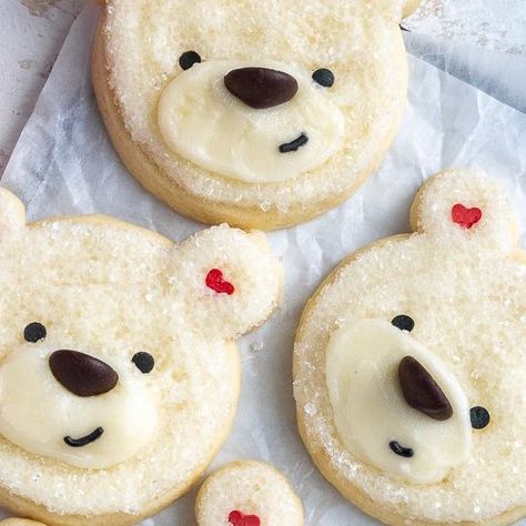 Chelsey White on Instagram: "✨Polar Bear Cookies✨ These adorable cookies are surprisingly easy to make! They’re frosted with buttercream & dunked in sanding sugar so you don’t have to worry about getting the frosting super smooth, and the face is made with sprinkles & chocolate chips ☺️ The recipe is linked in my bio or you can google chelsweets polar bear cookies #polarbear #cookies" Polar Bear Oreo Cookies, Cute Cookie Designs Easy, Santa Belly Cookies, Polar Bear Sugar Cookies, Fun Christmas Cookie Ideas, Cute Cookie Designs, January Cookies, Cute Sugar Cookies Designs, Rockstar Cookies