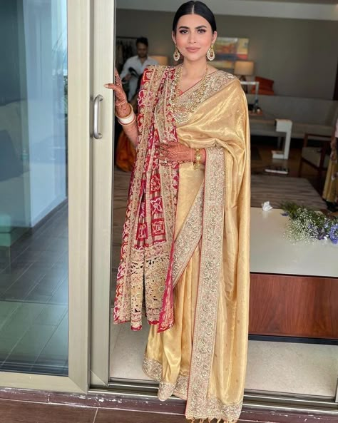 Brides Mom Dress, Saree Wearing Styles, Reception Outfit, Saree Draping Styles, Indian Outfits Lehenga, Indian Bride Outfits, Latest Saree, Draping Fashion, Saree Designs Party Wear