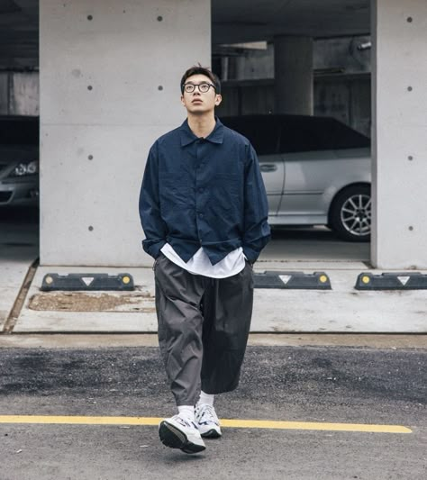 Japanese Menswear Streetstyle, Asian Men Street Style, Muji Men Style, Japanese Style Streetwear, Japanese Man Fashion, Japan Americana Style, Japanese City Boy Style, Mens Japanese Streetwear, Japanese Man Outfit