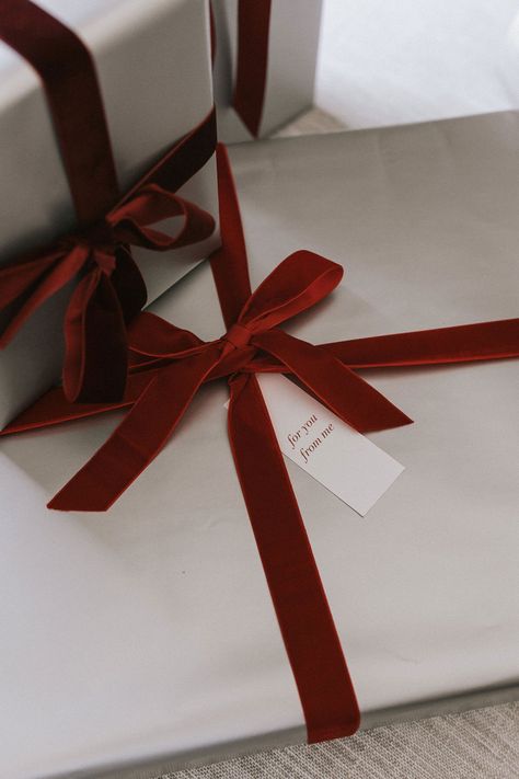 Black White And Red Christmas Wrapping, Traditional Gift Wrapping, Classy Wrapping Paper, Simple Christmas Gift Wrapping Ideas, Brown And Red Christmas Decor, Christmas Wrapping Ideas Elegant, Red Gift Wrapping Ideas, Christmas Wrapping Aesthetic, Chic Christmas Wrapping