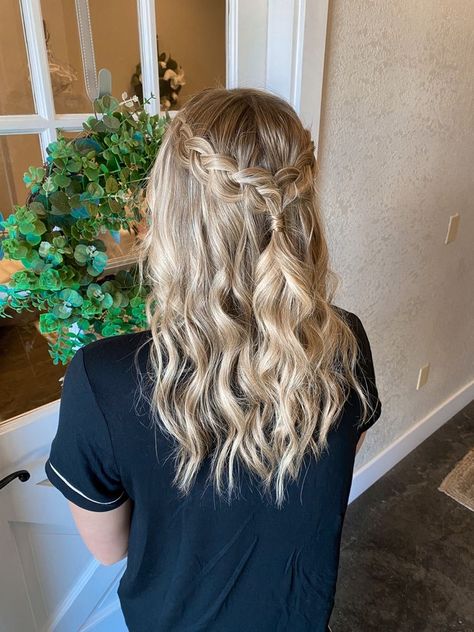 Hairstyles For Prom Medium Length Down, Hair For Hoco Simple, Prom Hairstyles Down With Braid, Curled Hairstyles For Medium Hair Prom, Hoco Hairstyles With Braids, Simple Prom Hairstyles For Medium Hair, Snowcoming Hairstyles, Prom Down Hairstyles For Long Hair, Winter Formal Hair Ideas