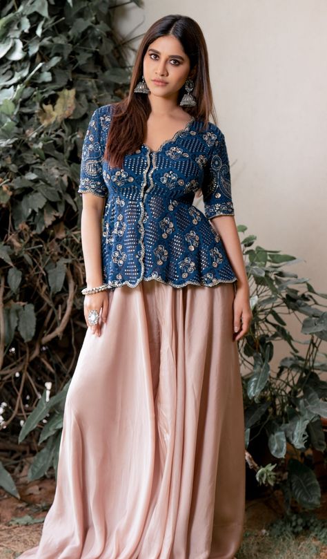 Short Kurti Designs With Skirt, Short Koti Dress Design, Skirt Kurta Indian Outfit, Skirt With Kurti Designs, Koti Style Blouse For Lehanga, Ethnic Skirt And Top Indian Weddings, Short Kurti Lehenga, Lehnga Outfit, Silk Kurtas