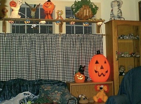 Early 2000 Halloween, Halloween In The 90s, Early 2000s Halloween Nostalgia, 90s Halloween Decorations, Early 2000s Halloween, 90s Halloween Aesthetic, 2000 Halloween, Childhood Halloween, 1980s Halloween