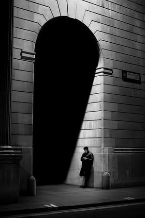 London, UK, 2017, a photograph from Alan Schaller’s Metropolis series Alan Schaller, Urban Photography Portrait, Street Photography Urban, Shadow Photography, Foto Poses, Man Standing, Trik Fotografi, City Photography, Abstract Photography