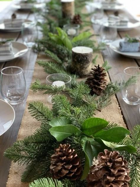 Evergreen Table Decorations, Pine Table Decor, Woodsy Table Decor, Green Christmas Party Decor, Rustic Christmas Tablescapes, Birthday Table Set Up For Men, Christmas Dinner Table Settings Rustic, Woodland Table Setting, Simple Christmas Table Decor