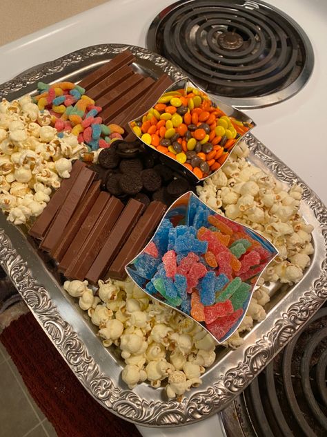 Movie Themed Food Board, Movie Night Platter Ideas, Diy Movie Night Snacks, Movie Night Snack Board Aesthetic, Aesthetic Movie Night Snacks, College Movie Night, Movie Night Ideas Couples Snacks, Fancy Movie Night, Charcuterie Movie Night