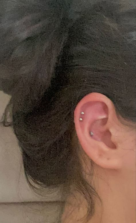 Ear Piercing Ideas Left And Right, Double Helix Jewelry Ideas, Double Helix With Conch, Double Helix Ear Piercing, Piercing Aesthetic Ear, Double Helix Piercings Aesthetic, Doppel Helix Piercing, Two Helix Piercing, Double Helix Stud