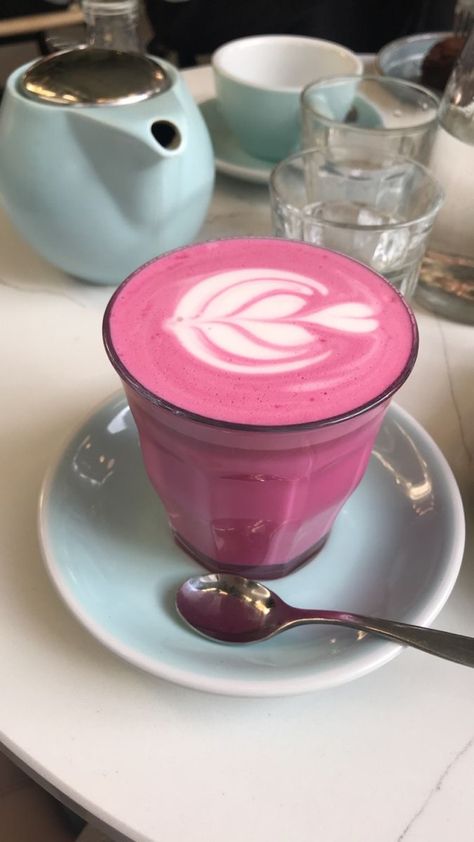 Latte Art Aesthetic, Aesthetic Coffee Date, Red Velvet Latte, Pink Drink Recipes, Latte Aesthetic, Pink Latte, Drink At Home, White Pastel, Inspiration Tattoos