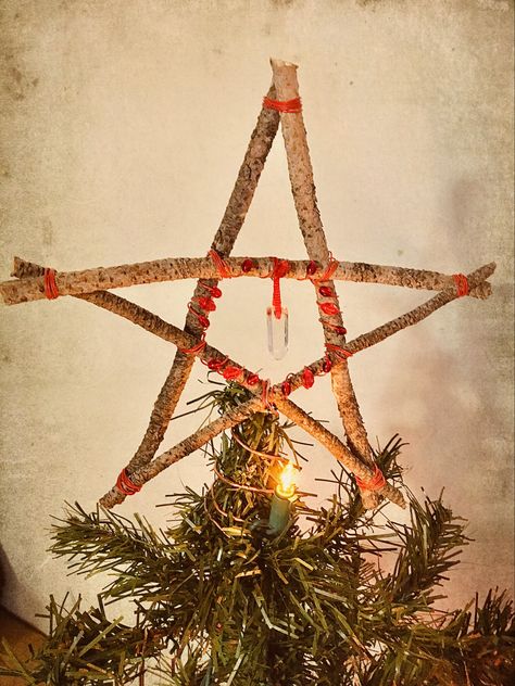 My DIY pentagram tree topper for Yule, made with pine branches, beads, wire and quartz! #yule #pagan #pentacle #wintersolstice Pentagram Tree Topper, Pagan Christmas Tree Topper, Pagan Tree Topper, Pagan Yule Tree, Krampus Tree, Witchy Christmas Tree, Diy Pentagram, Winter Solstice Aesthetic, Yule Tree Topper