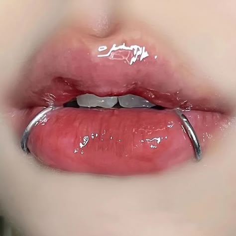 Pirsing Lips, Man Dress Shirt, Labret Piercing Ring, Snake Bites Piercing, Piercing Bouche, Lip Piercing Ring, Snake Bite Piercing, Piercing Lip, Mouth Piercings