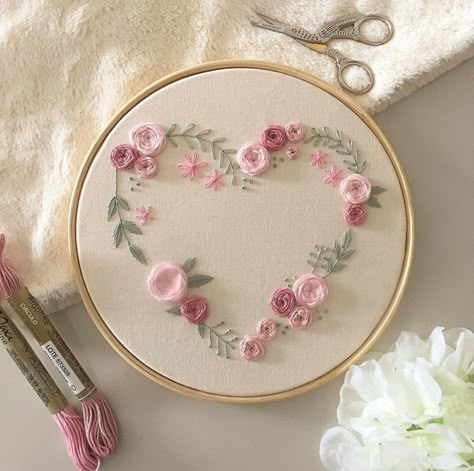 Handmade Embroidery Designs, Hand Embroidery Art, Flower Embroidery Designs, Handmade Embroidery, Hand Embroidery Patterns, Sewing Embroidery, Flower Embroidery, Embroidery And Stitching, Embroidery Ideas