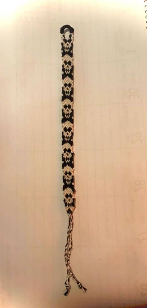 Pattern #89319 - friendship-bracelets.net Skeleton Friendship Bracelet, Skull Pattern Bracelet, Black Friendship Bracelet Pattern, Skull Friendship Bracelet, Grunge Friendship Bracelets, Goth Bracelets Diy, Goth Friendship Bracelets, Skull Friendship Bracelet Pattern, Emo Friendship Bracelets