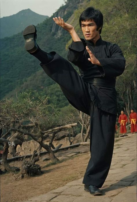 Bruce Lee Training, Bruce Lee Chuck Norris, Bruce Lee Kung Fu, Bruce Lee Pictures, Arnold Schwarzenegger Bodybuilding, Bruce Lee Art, Action Movie Stars, Bruce Lee Martial Arts, Wing Chun Kung Fu