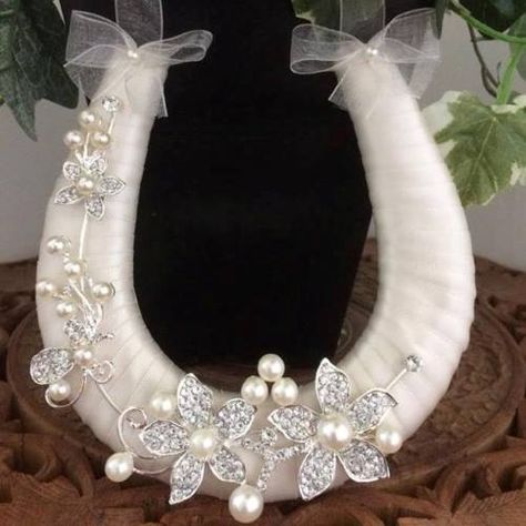 Handmade Horseshoes - Tie The Knot Bridal Horseshoe, Horseshoe Ideas, Horseshoe Crafts Projects, Tie The Knot Wedding, Wedding Horseshoes, Horseshoe Projects, Horse Wedding, Bridal Brooch Bouquet, Horseshoe Decor