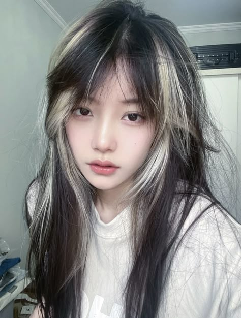 Red Hair Color At The Ends, Short Edgy Bob Hairstyles, Dyed Hair On Asians, Korean Two Tone Hair Color, Oreo Hair Girl, Acubi Haircut, Hair Dye Ideas Asian, Hair Inspo Korean, Ulzzang Hair Color