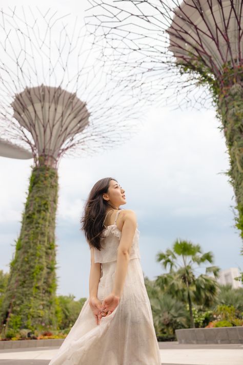 Singapore Best Places, Travel Portrait Photography, Garden By The Bay Singapore Outfit, Gardens By The Bay Outfit, Singapore Photoshoot Ideas, Singapore Pose Ideas, Singapore Picture Ideas, Singapore Travel Aesthetic, Holiday Photo Poses