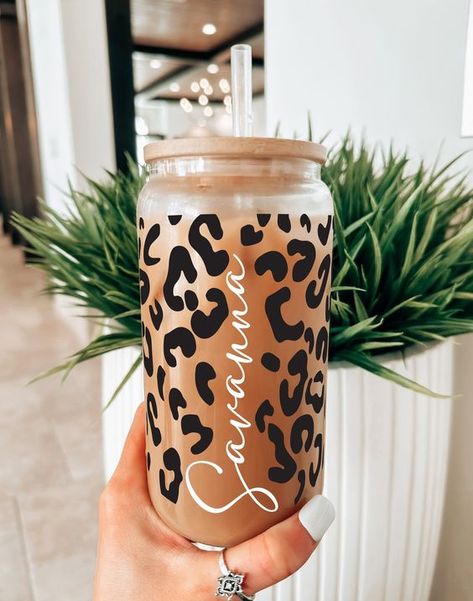 Leopard Iced Coffee Cup Cheetah Personalized Name Iced Coffee Cup Gift, Personalized Iced  #sublimationdesigns #tumblerdesigns #vinyldesigns #sublimationideas #tumblerwraps #svg Cheetah Print Glass Cup, Iced Coffee Cup Aesthetic, Glass Cup With Lid And Straw Design, Glass Coffee Tumbler, Beer Can Cups Vinyl, Vinyl Coffee Cup Ideas, Bachlorette Weekend, Tumbler Aesthetic, Glass Tumbler Design